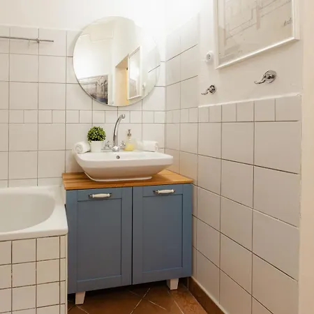 Charming Vintage With A Private Patio Lägenhet