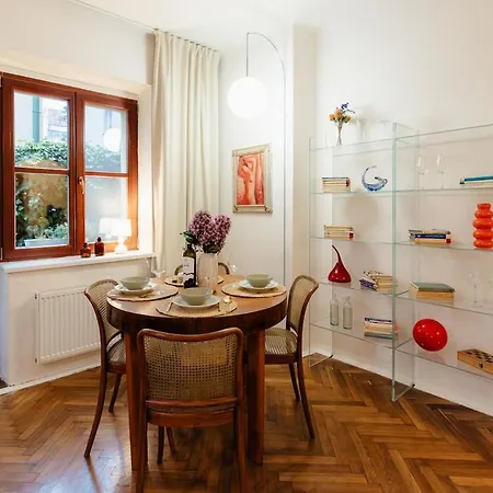 Charming Vintage With A Private Patio Apartament *