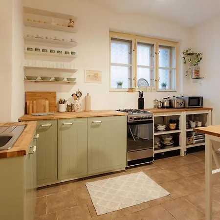 Charming Vintage With A Private Patio Bratysława