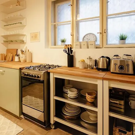 Charming Vintage With A Private Patio *